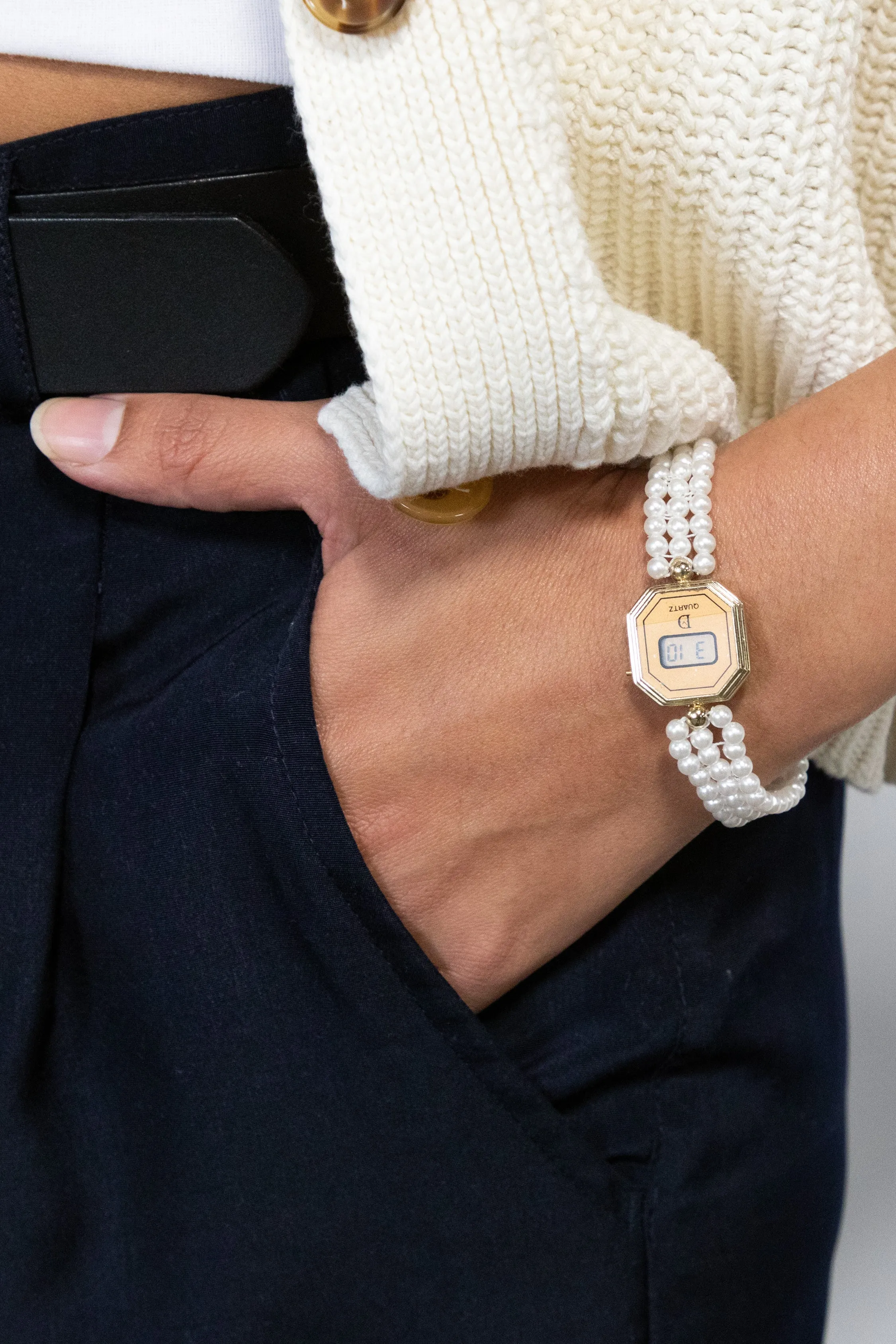 WCHRLUXB - Ladies 1980s Pearl Watch